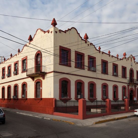 Alejandro Cartagena Escuela Primaria Victoria para el libro Arquitectura Escolar SEP 90 años