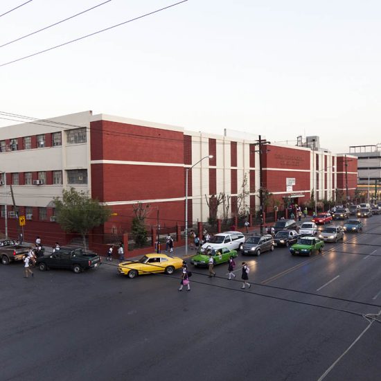 Alejandro Cartagena Primaria Lic. Simón De La Garza Melo en Monterrey Nuevo León para el libro Arquitectura Escolar