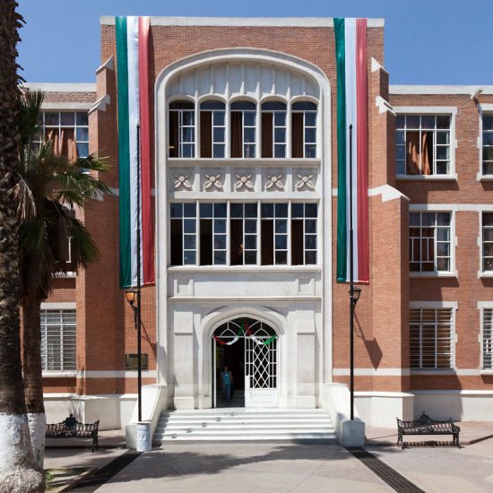 Alejandro Cartagena Célebre Escuela de Bachilleres Dr. Mariano Narváez González para el libro Arquitectura Escolar SEP 90 años